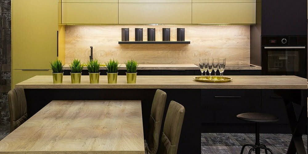 Crna i zlatna boja u enterijeru