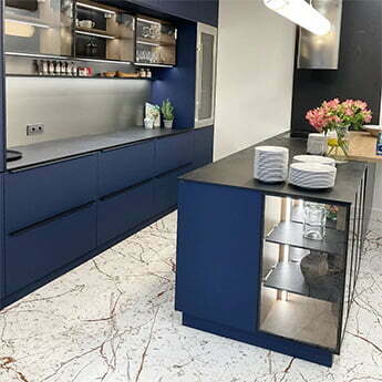 Umirujuća plava kuhinja