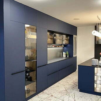 Umirujuća plava kuhinja