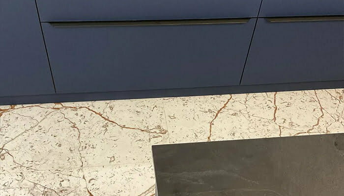 Umirujuća plava kuhinja