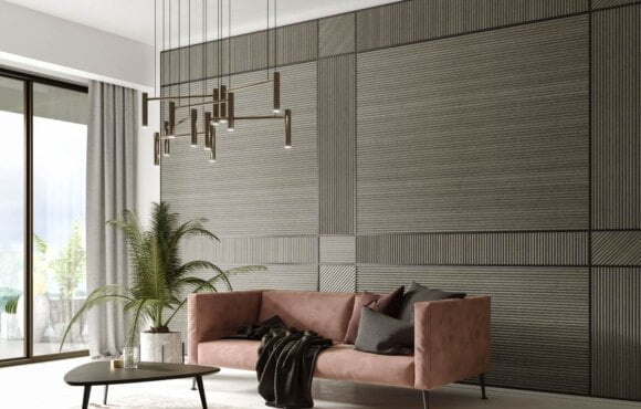 Sivi zidovi u dnevnoj sobi, garnitura medene boje i zidni panel