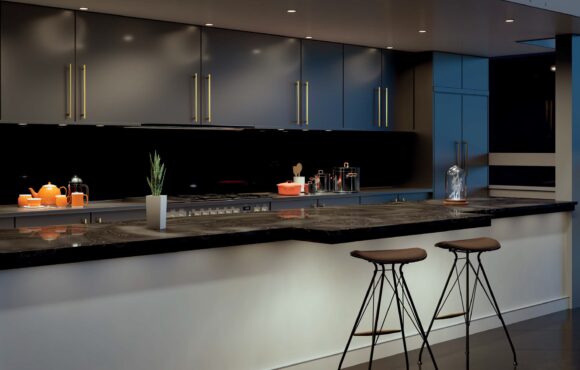 Kuhinja sa šankom i barskim stolicama.