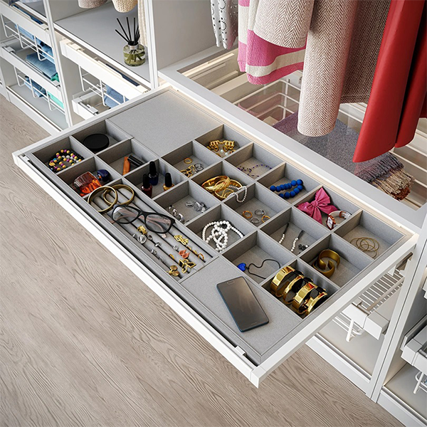 Praktično i funkcionalno dizajniran garderober za moderan dom