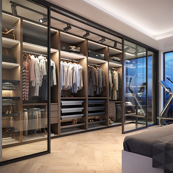 Praktično i funkcionalno dizajniran garderober za moderan dom