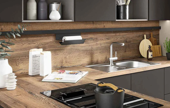 Uređena kuhinja sa drvenim zidnim oblogama.