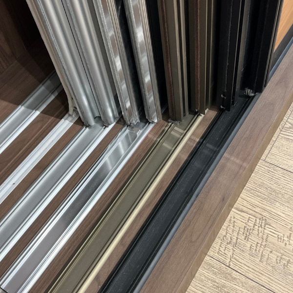 Klizna vrata za američke plakare – funkcionalnost i stil u jednom rešenju