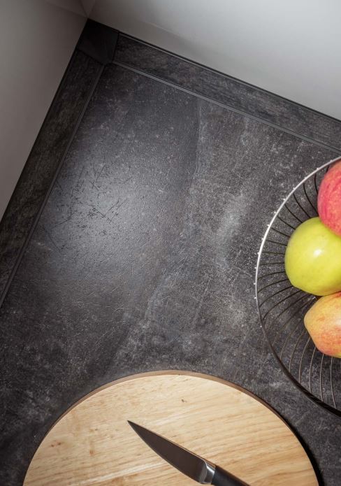 Crna radna ploča u kuhinji