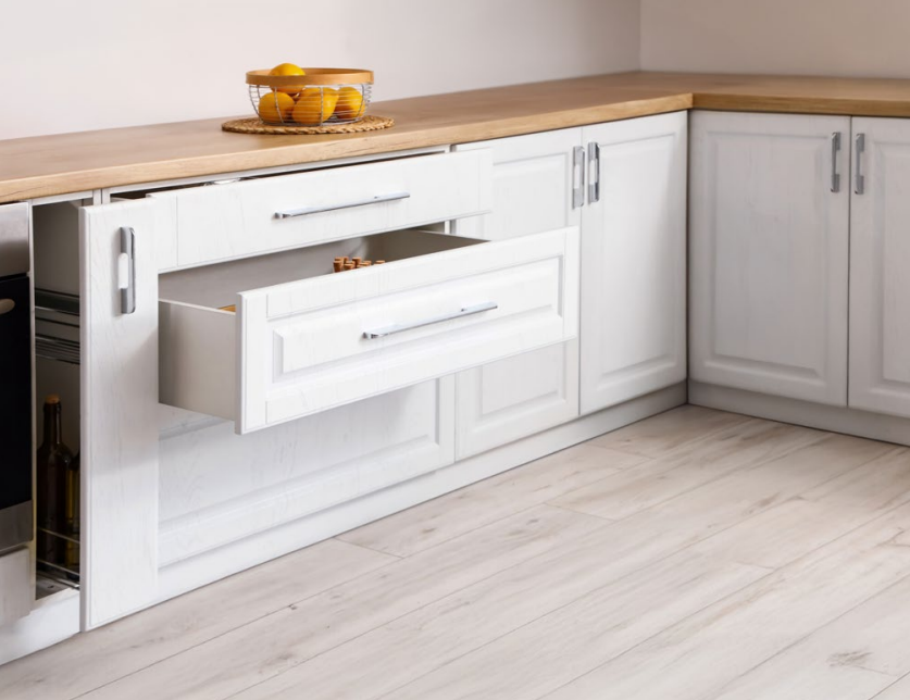 Crne ili bele kuhinje – koja je boja idealna za vaš prostor?