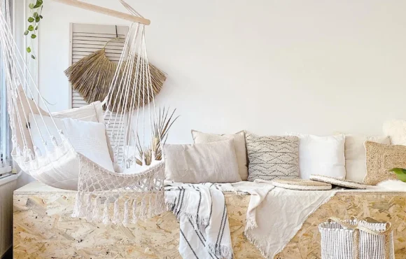 Uređena soba u boho stilu sa belim detaljima.