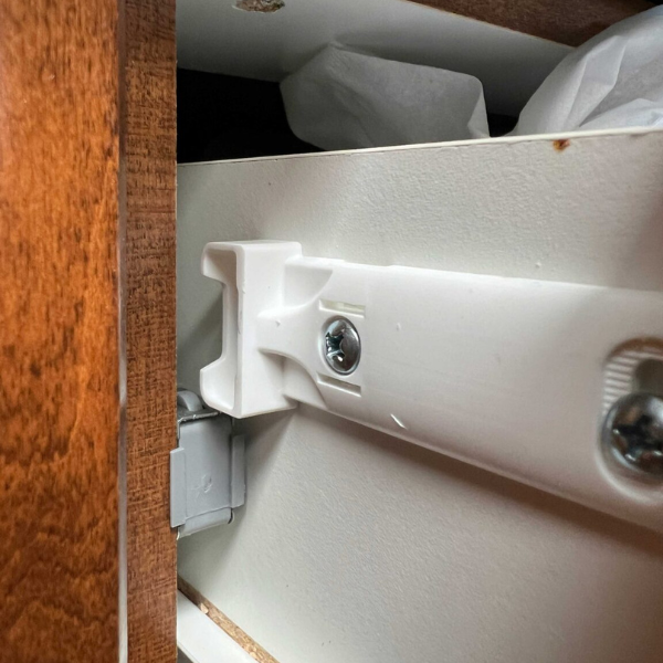 Soft-close mehanizmi i okovi: mali detalji koji prave veliku razliku