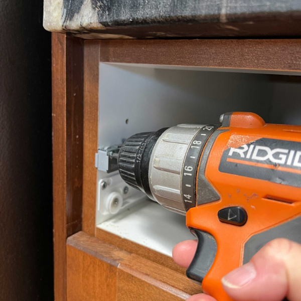 Soft-close mehanizmi i okovi: mali detalji koji prave veliku razliku